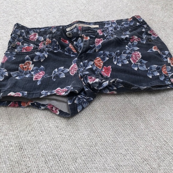 Brody Pants - Vintage size 26 Brody flowery short shorts by bootlegger.